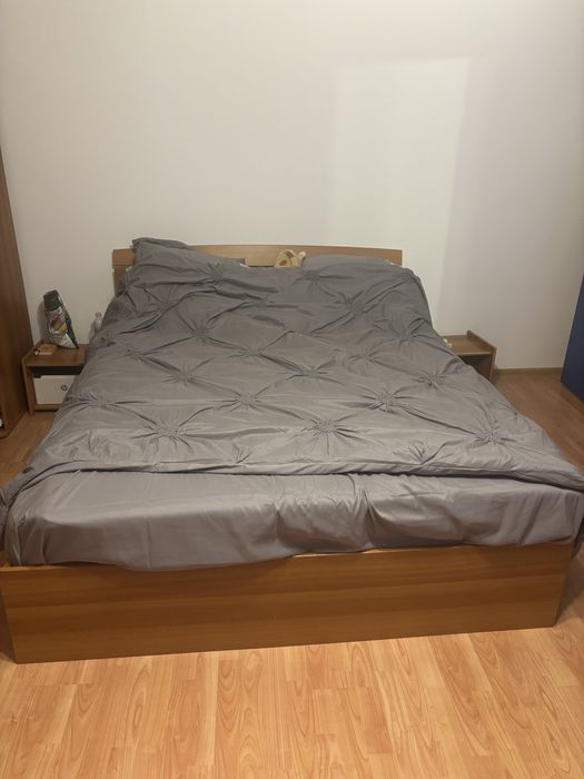 Vand pat matrimonial  si dulap pe colt pt haine