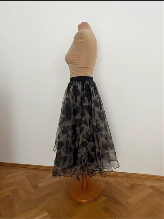 Fusta organza ampla, negru si gri