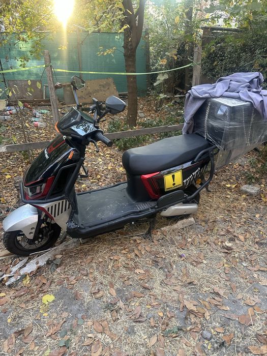 Продам почти новый элекро скутер ездили 3 раза