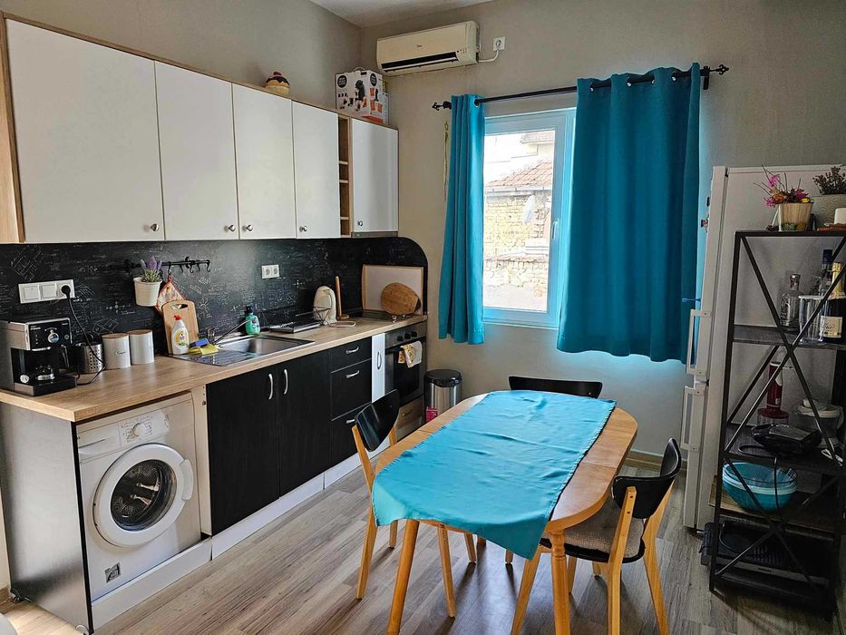 Дава се под наем Тристаен апартамент в Бургас, Център - 72 кв.м за 400 € - Снимка #2