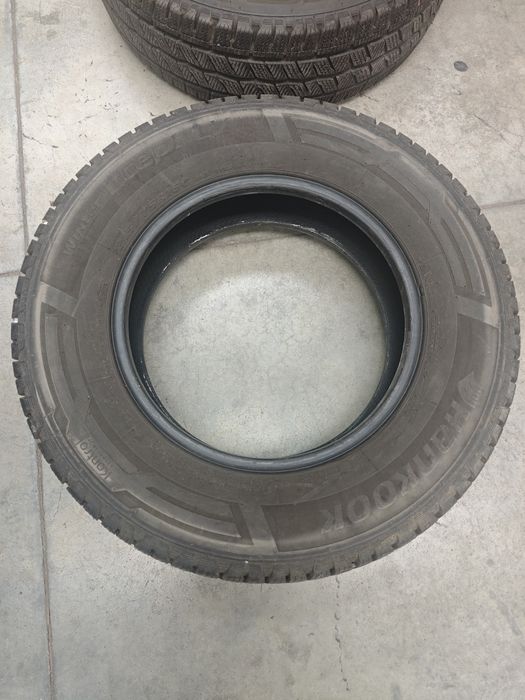 Продавам 2бр. зимни гуми за бус Hankook Winter Icept LV 215/75/16C