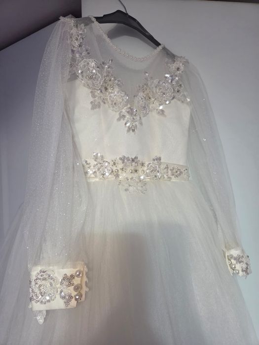 Vând o rochie de mireasa mica de 10-12 ani