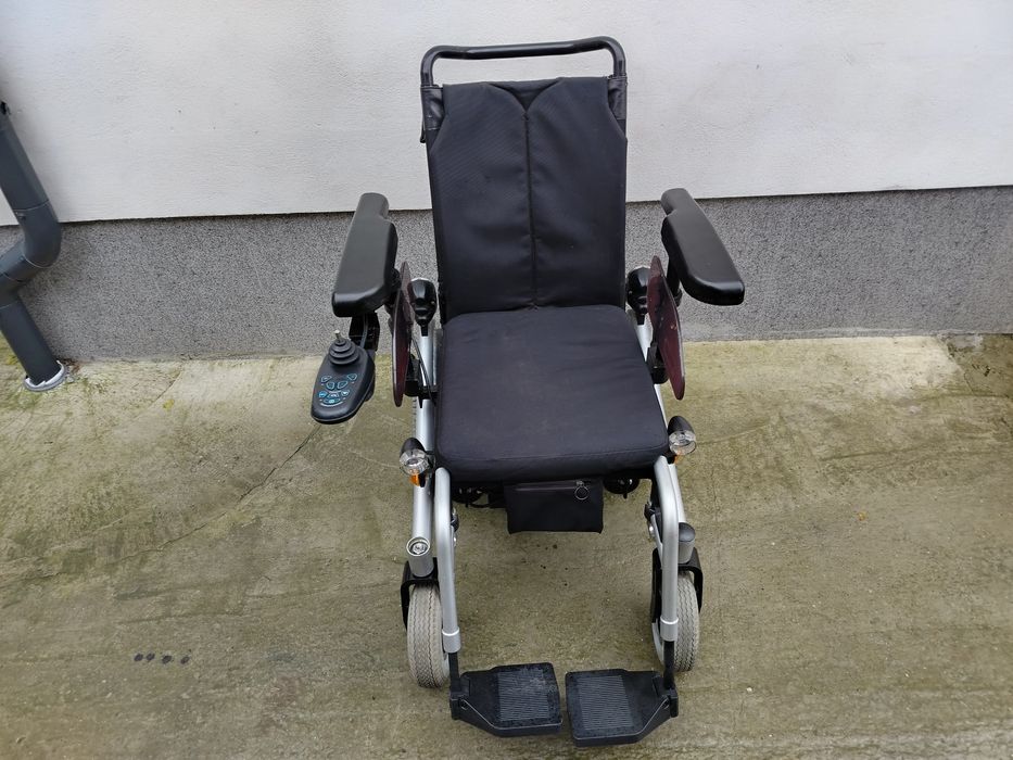 Cărucior scaun electric pentru persoane cu dizabilități