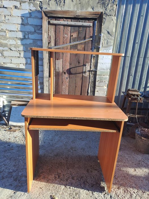 Продам компьютерный стол