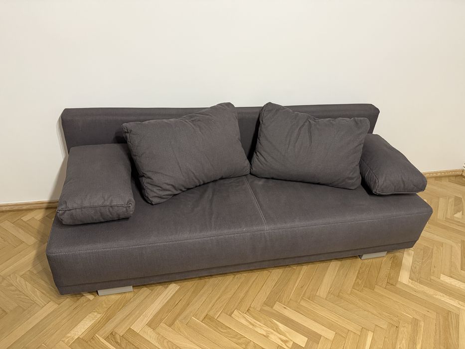 Canapea gri extensibilă cu spațiu de depozitare