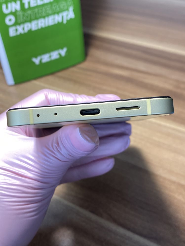 Samsung Galaxy Z Flip 6 / Garanție 12 luni / 256 Gb / Ca nou |