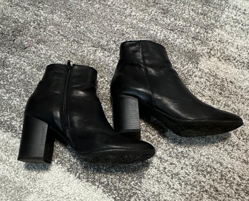 Vand perechi ghete dama piele naturala