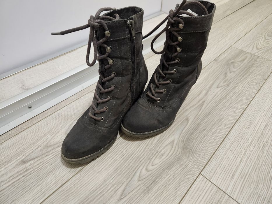 Сиви велурени боти с удобен ток. 37 номер. В добро състояние.