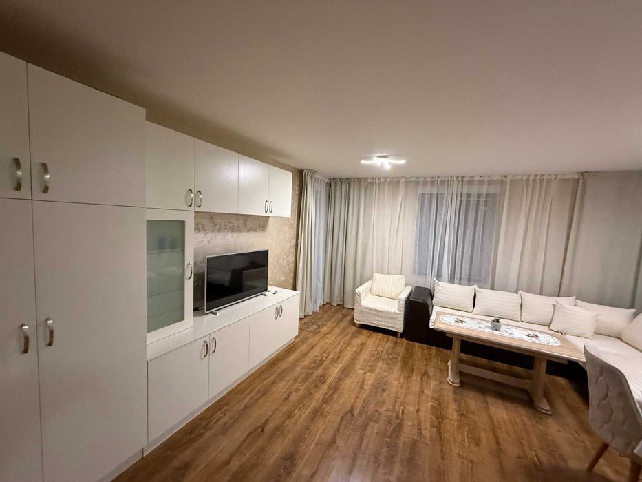 Двустаен апартамент с две паркоместа в кв. Остромила от собственик