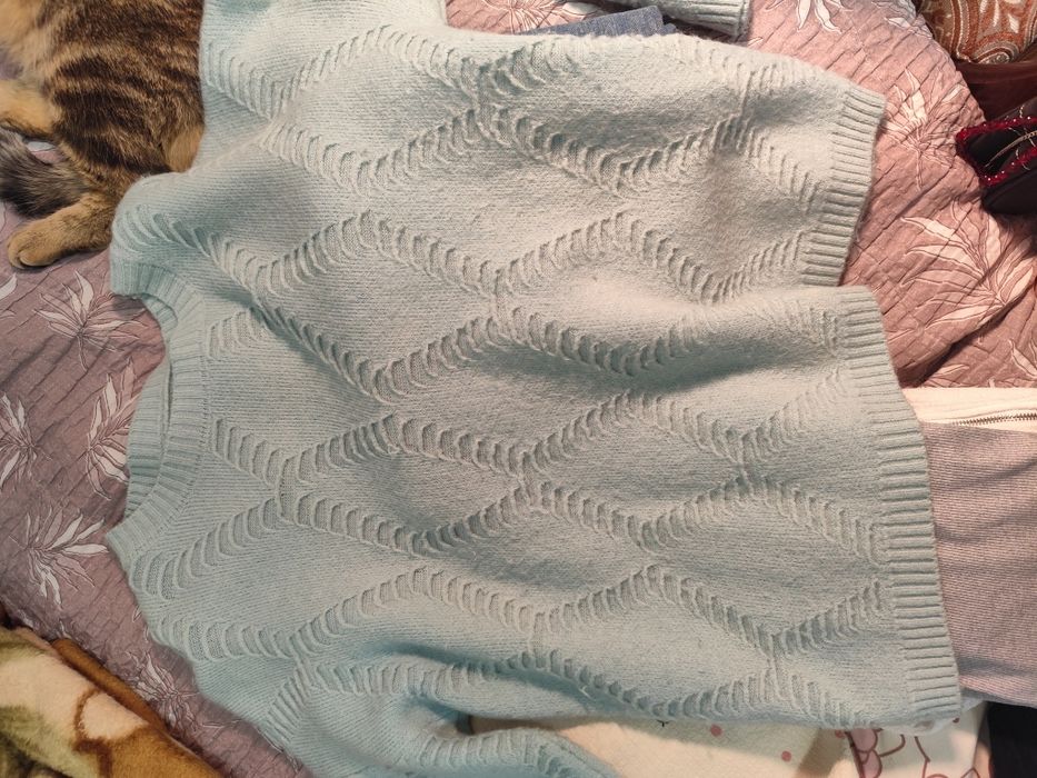 Свитер голубого цвета