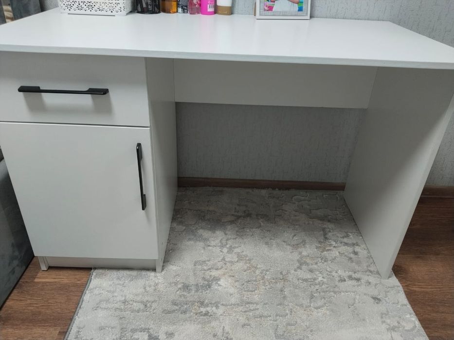 Продаётся письменный стол