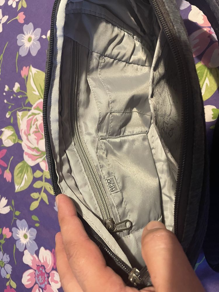 Продавам чанта за документи против кражба Pacsafe Vibe 325