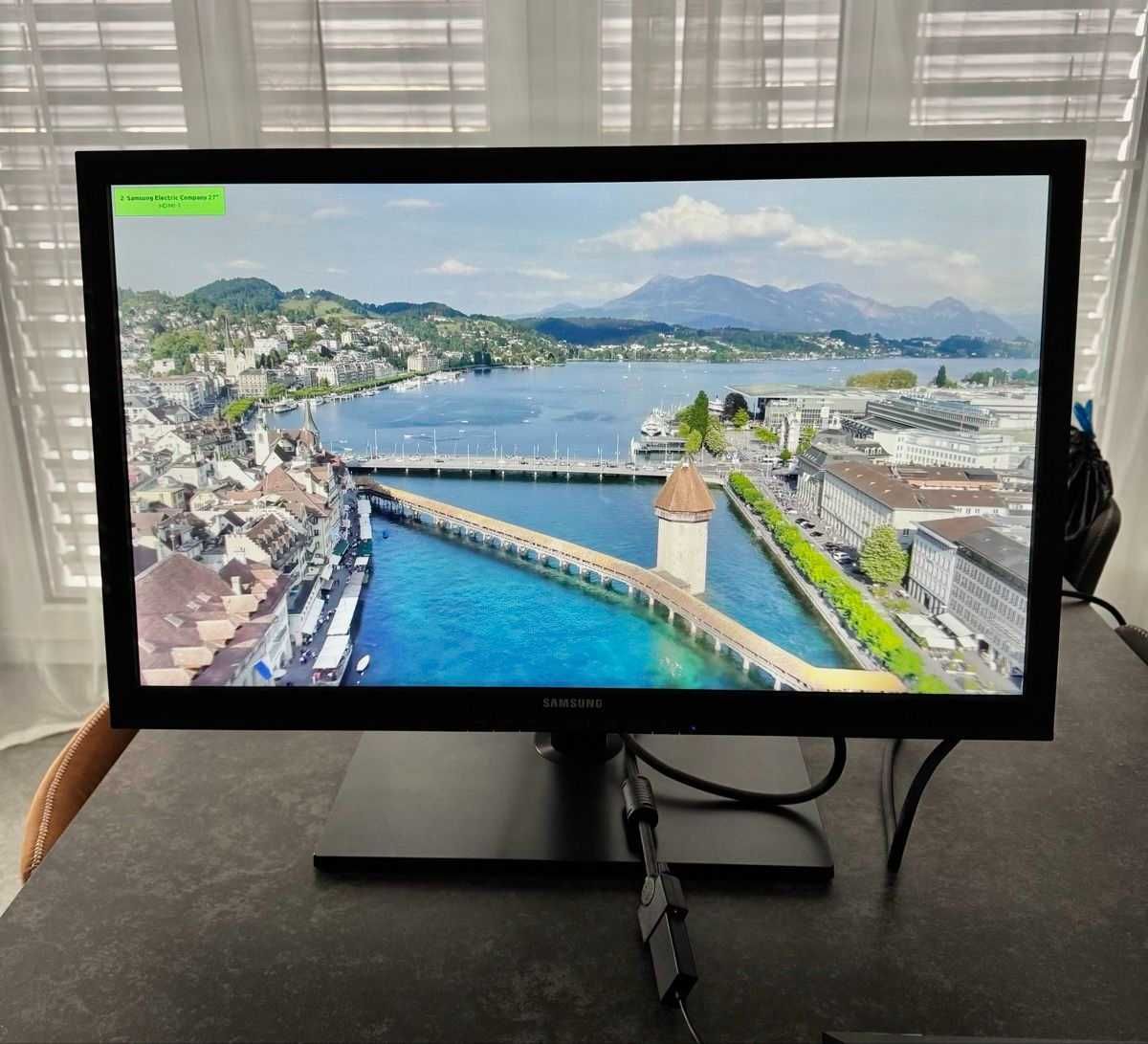 Монитор Samsung 27", с 90-градусово завъртане (Landscape->Portrait)