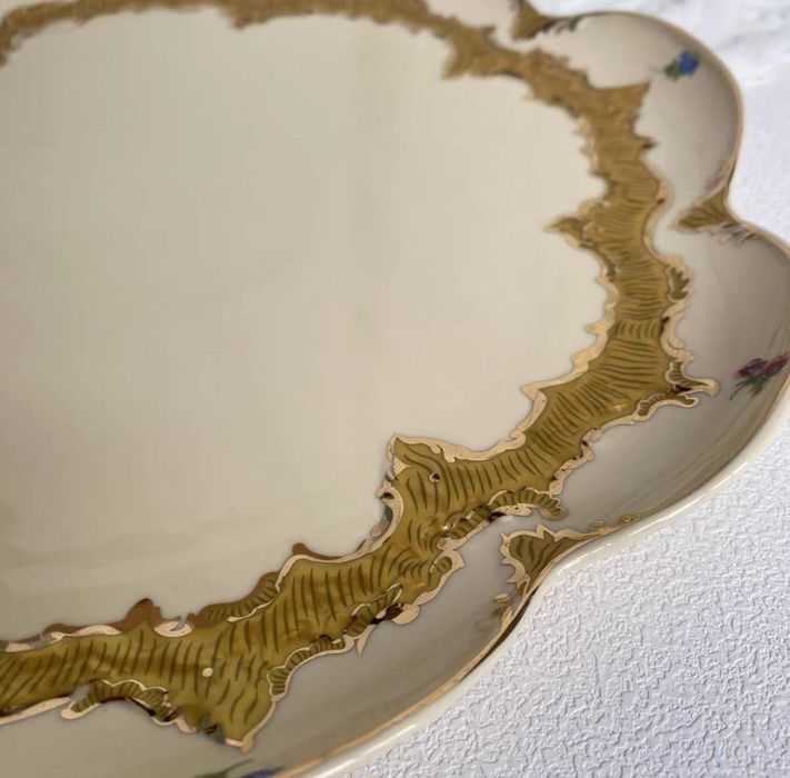 Шикарное фарфоровое плоское  блюдо с бортом.
Богатая позолота рельефом