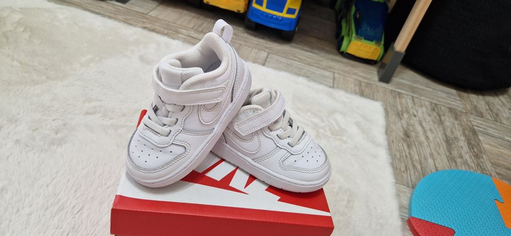 Adidași Nike, mărimea 22.