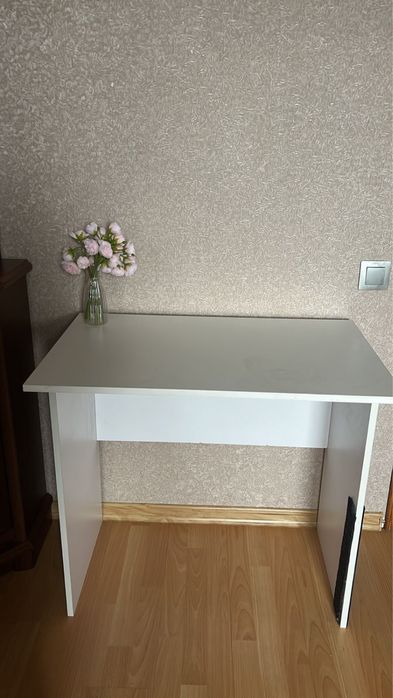 Продам белый стол