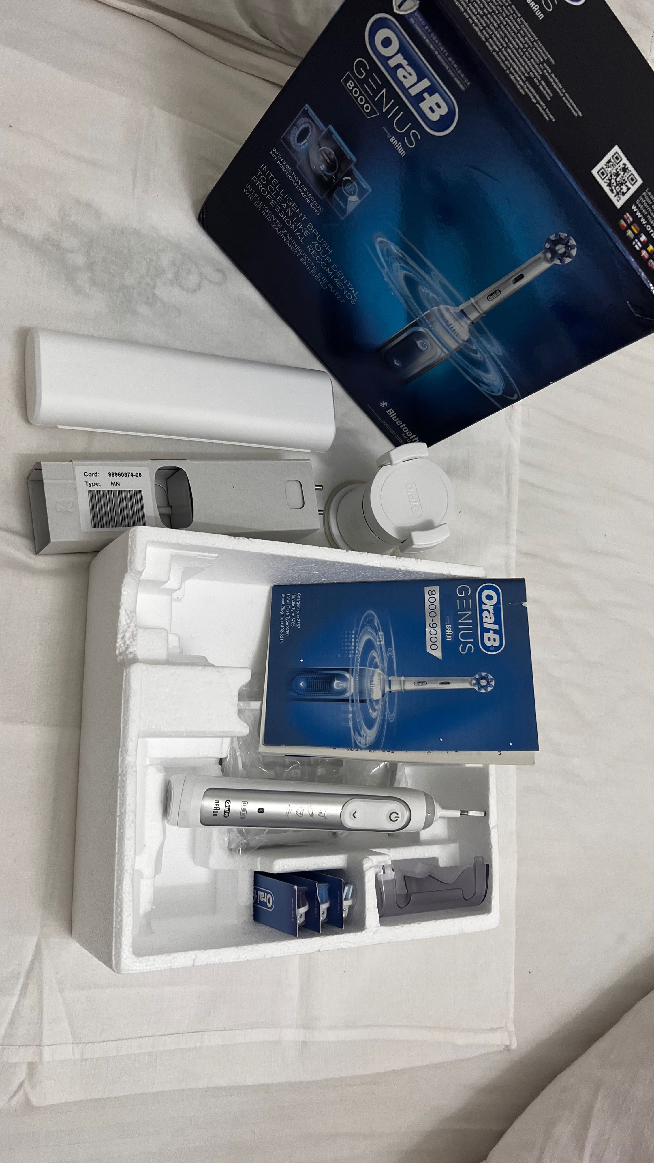 Электическая зубная щетка Oral-B genus 8000