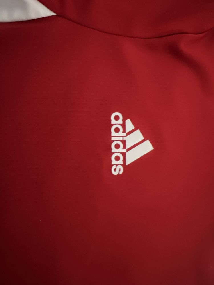 Tricou sport , Adidas , culoarea roșie . Vârste 9-11 ani .