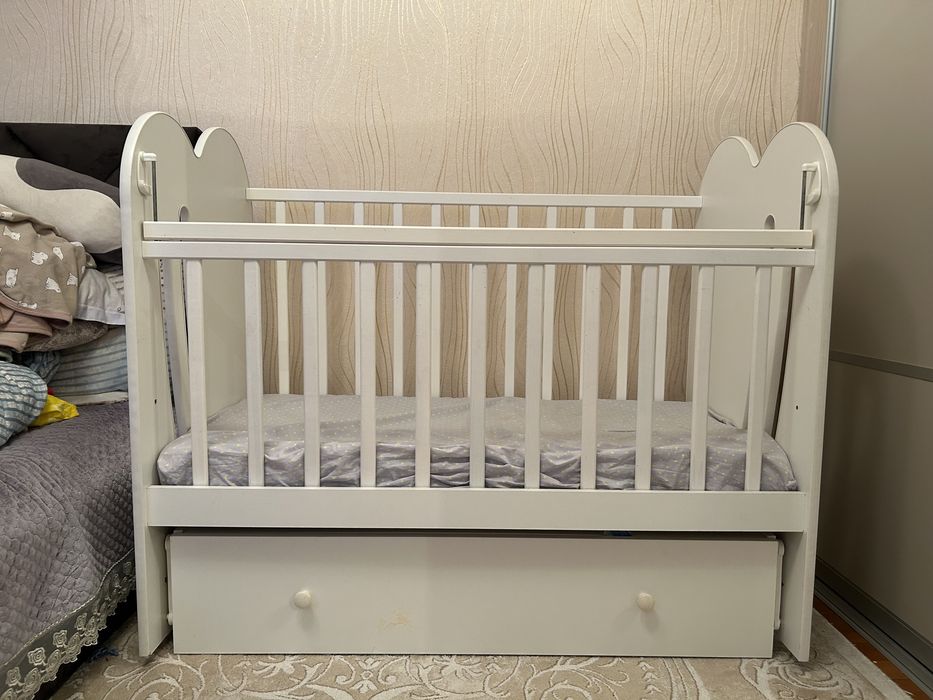 Кроватка детская с маятником и матрасом бу