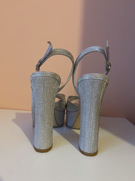 Продавам токчета за бал и за сладба и др.