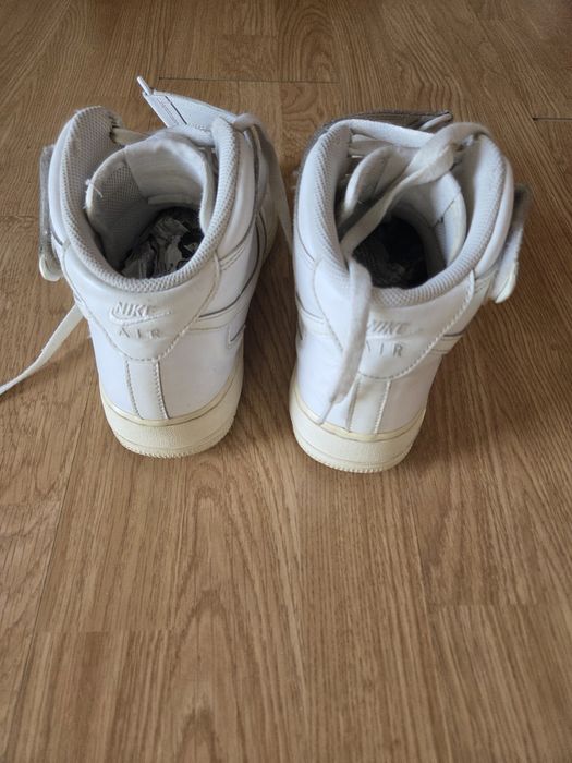 Pantofi nike marimea 42.5 talpa este un pic galben