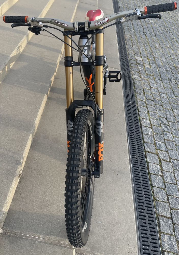 YT Tues CF Pro Race carbon downhill