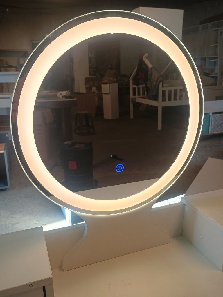 Дамска тоалетка с LED огледало и столче