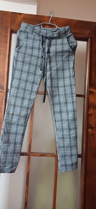Vând pantalon în carouri