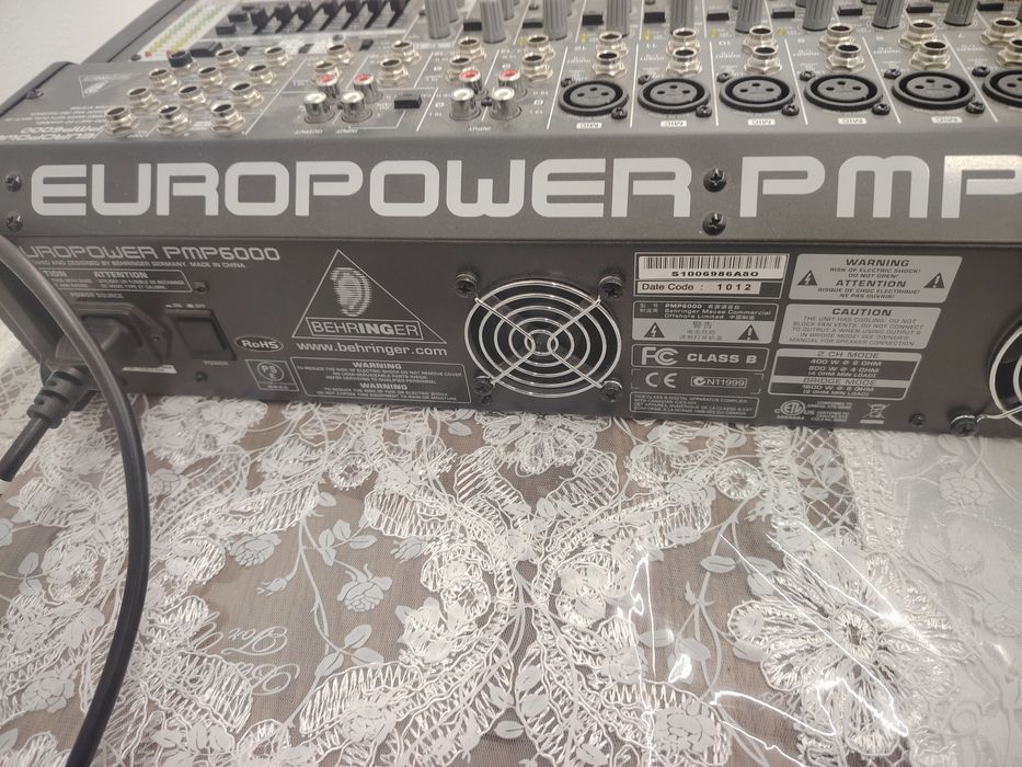 Mixer Behringer PMP 6000  cu doua boxe Behringer B1520 PRO Eurolive
