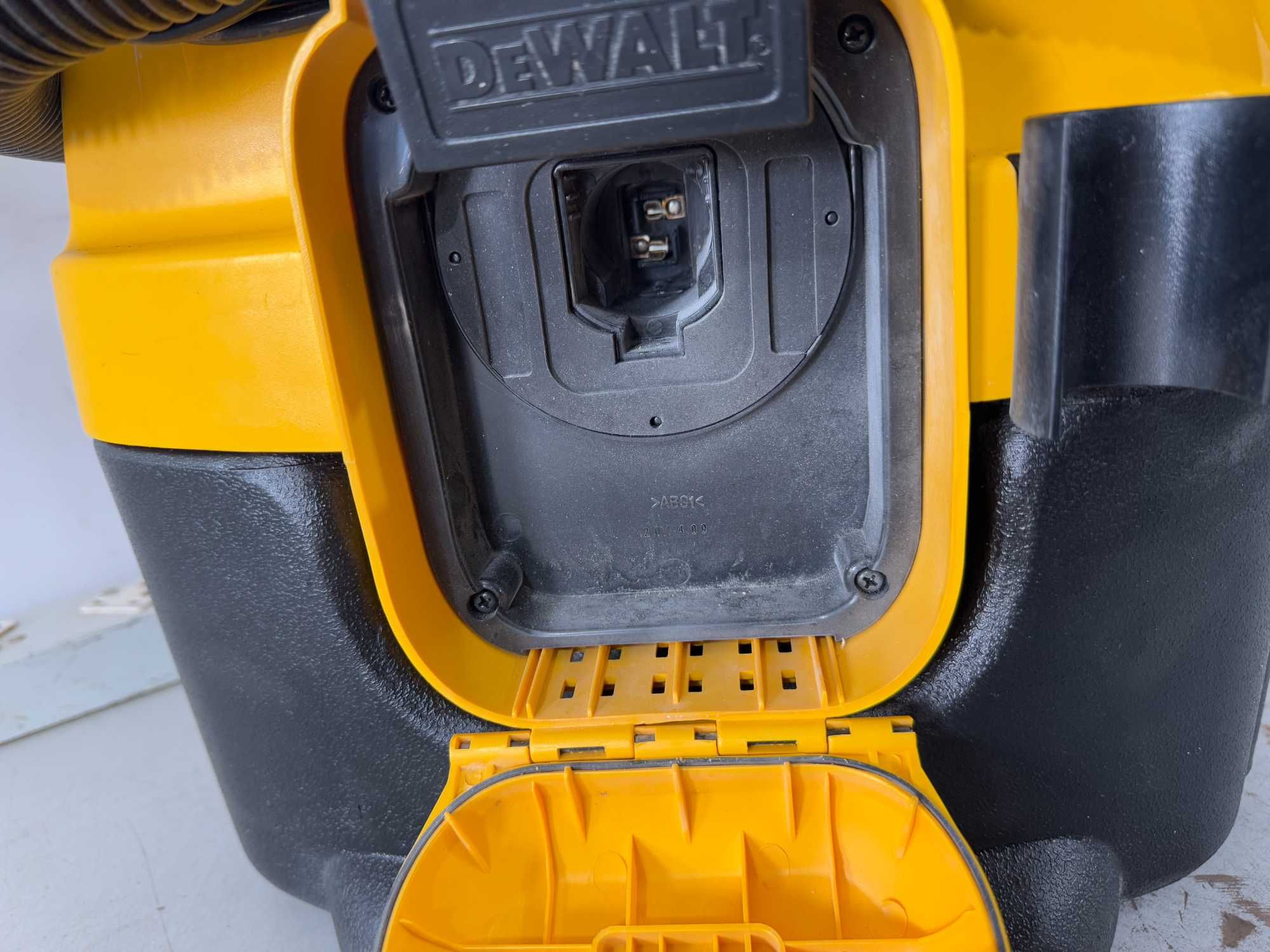 Прахосмукачка - Dewalt 300 W