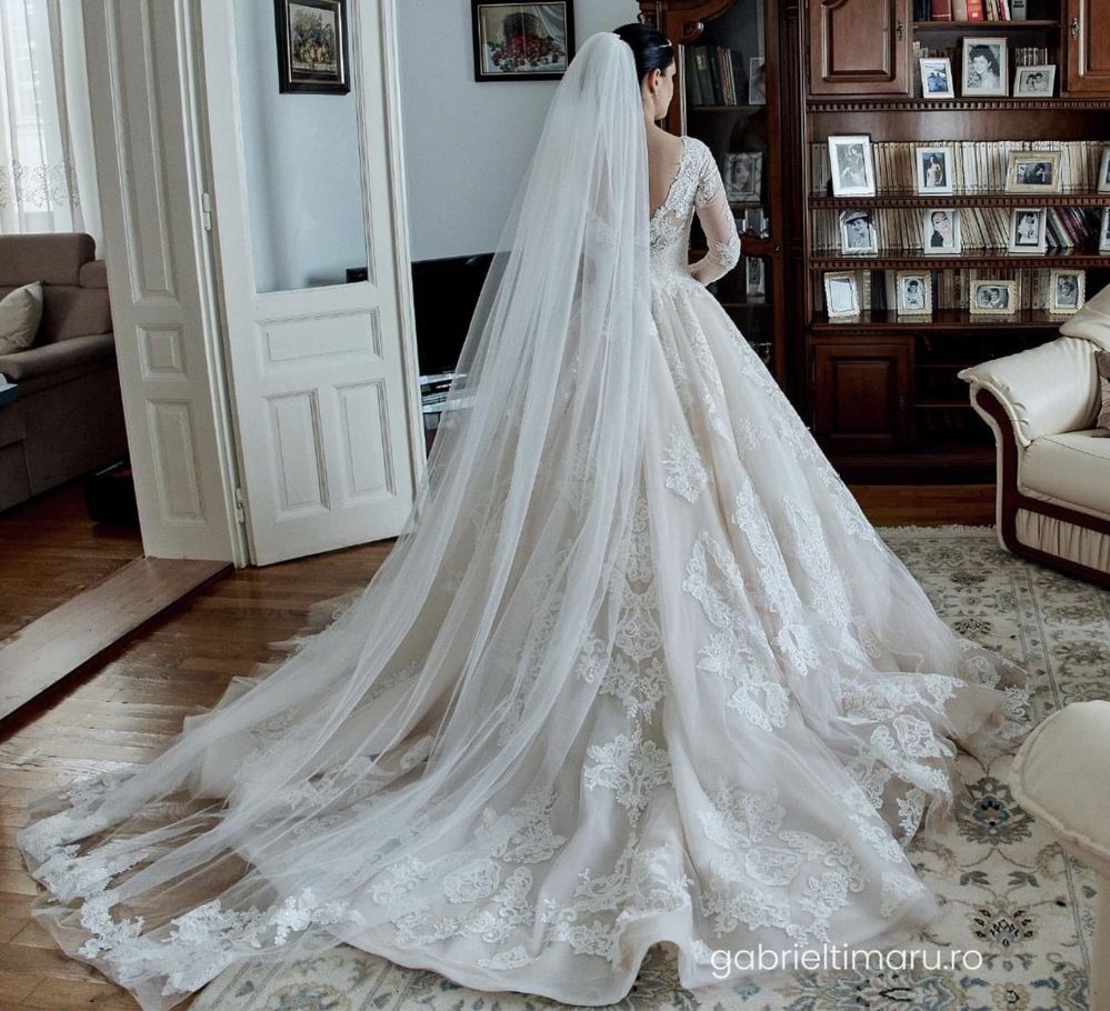 Rochie de mireasa tip printesa cu trena lunga