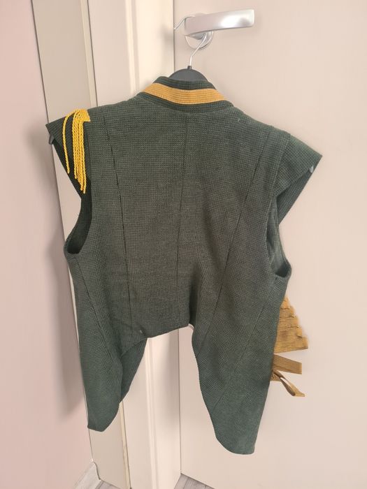Vestă accesorizată
