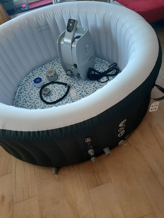 Jacuzzi gonflabil cu hidromasaj, gonflabila interior sau exterior