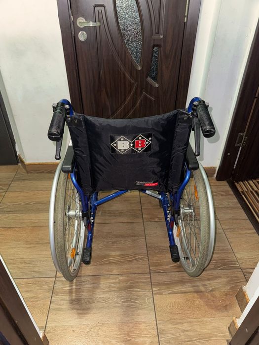 Carut scaum medical rulant batrani dizabilitati (ca nou)