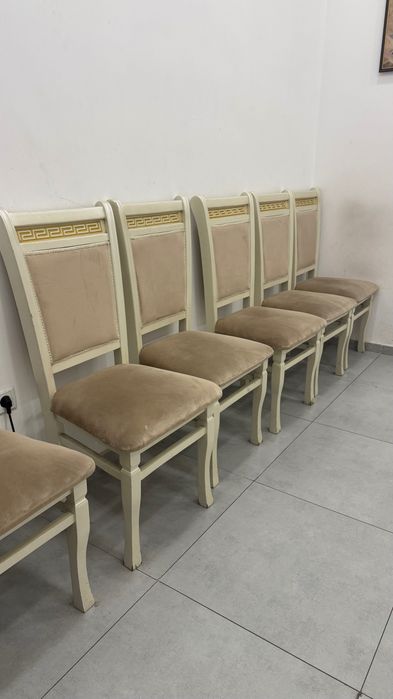 Стулья деревянные с бархатной обивкой