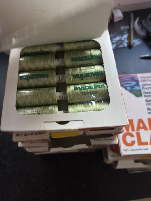 Бродировачни комци на Madeira много цветове