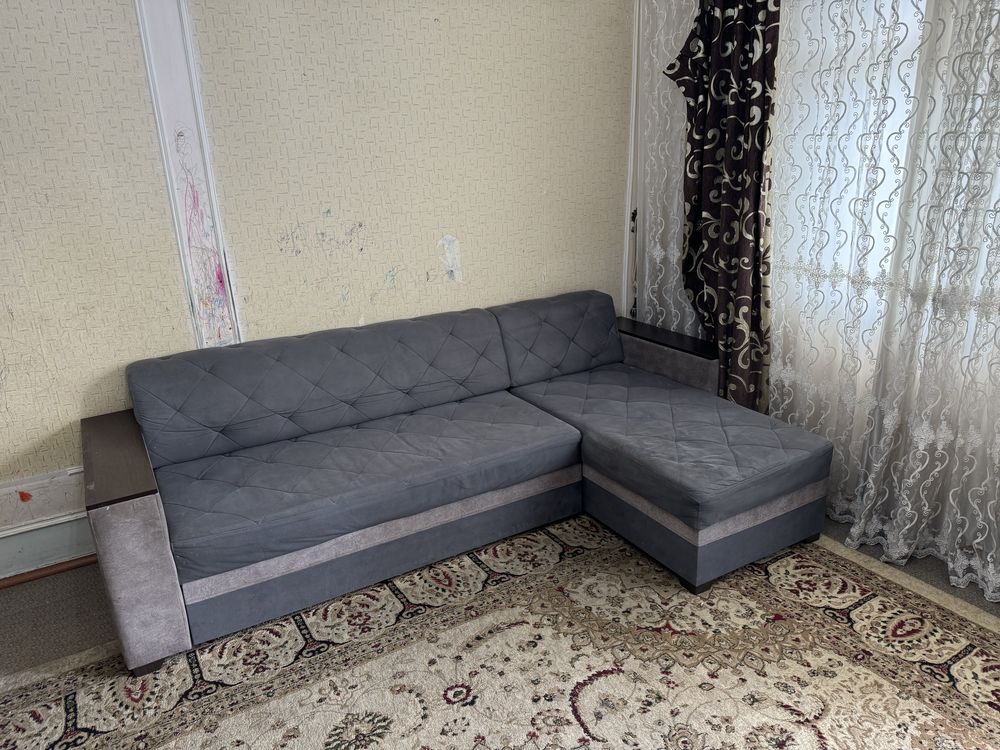 Продаю раскладной диван серого цвета.