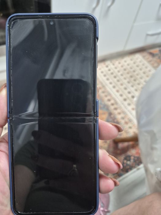 Vând telefon Samsung flip z4