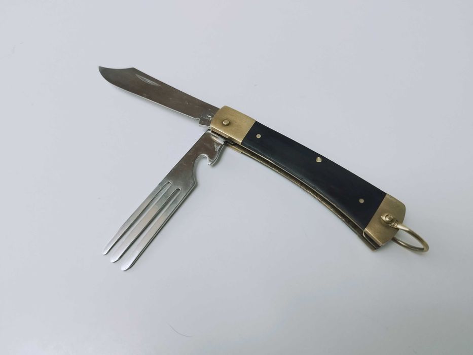 Briceag german cu maner corn .