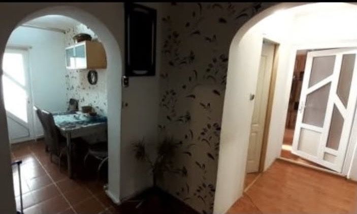 Apartament Zona 9 mai 4 camere+2 bai+balcon+gradina+uscatorie!