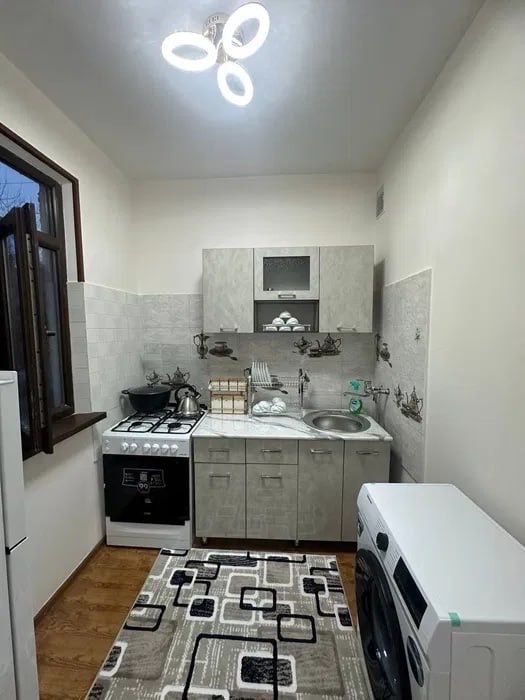 Продается 2-комнатная квартира, массив Феруза, ориентир кафе Согдиана