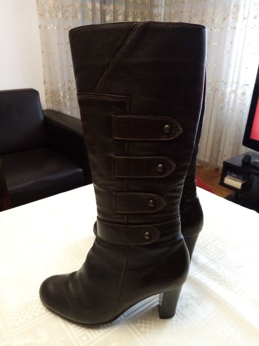 Cizme piele, până la genunchi cu toc.