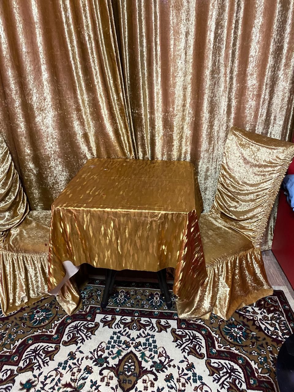 Продам стол 80*80.  И студия 2 штучки Срочно