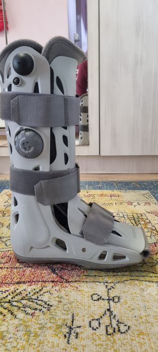 Gheată ortopedica Aircast Elite .ESTE FOARTE PUTIN FOLOSITĂ.