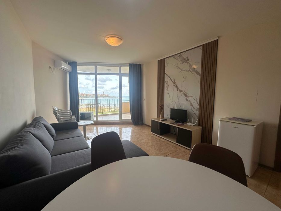 Просторен двустаен апартамент с гледка море, Първа линия