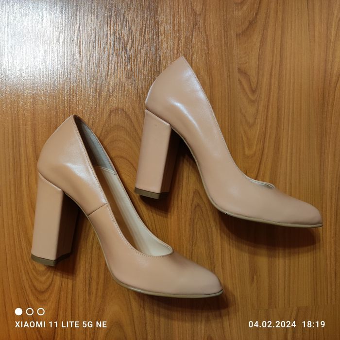 Vând pantofi purtați o dată