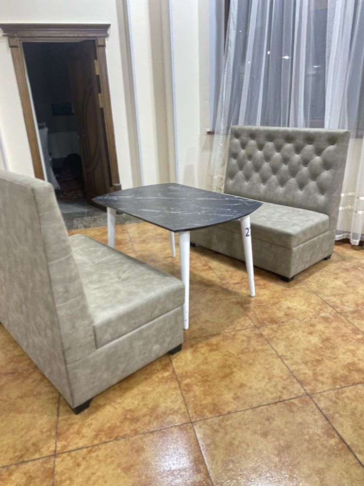 kafe restaran uchun divan va stolllar bor
