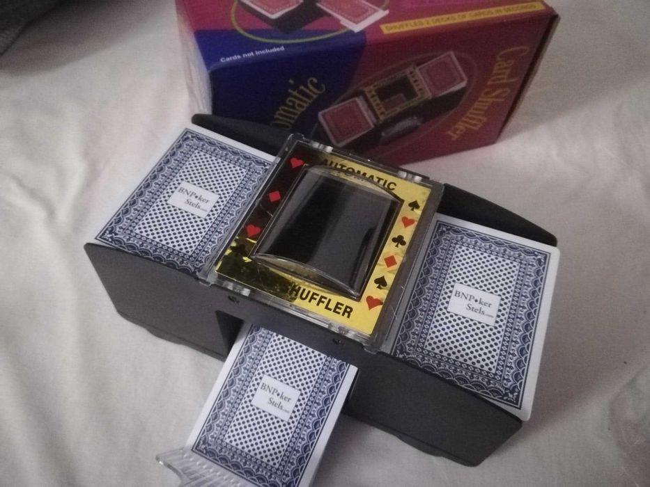 Trusa Poker 200 Jetoane Inscriptionate în Cutie Metalica. SIGILAT!