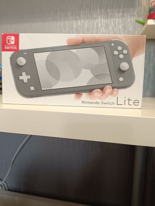 Продавам Nintendo Switch Lite