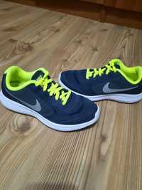 Nike Revolution 3